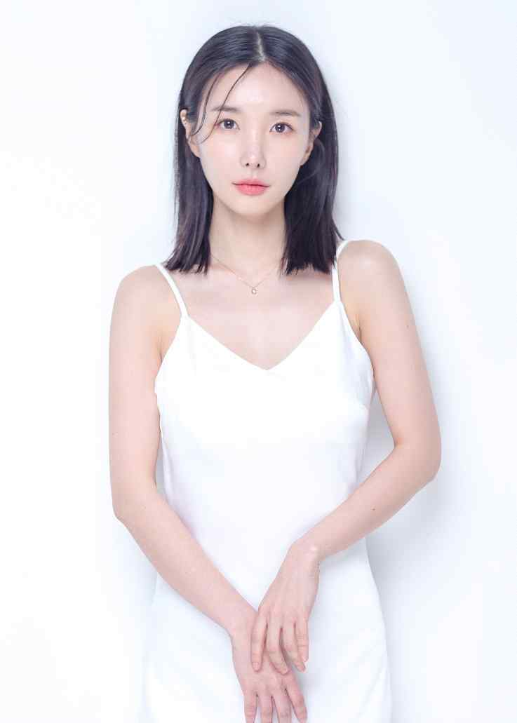 임도윤 강사 화이트 의상 프로필